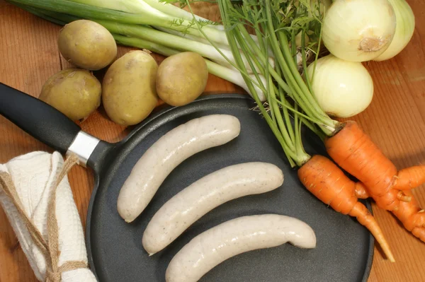Колбаса и свежие овощи — стоковое фото