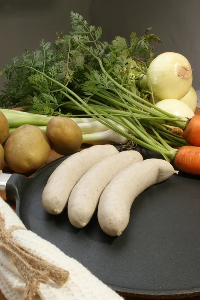 Salsicha e alguns legumes frescos — Fotografia de Stock
