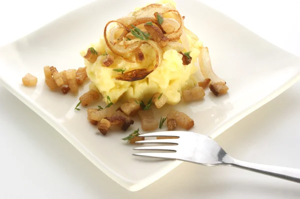 Mashed potato with onion ring and bacon — Zdjęcie stockowe