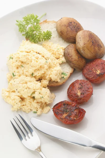 Ovos mexidos com tomate e cogumelos — Fotografia de Stock