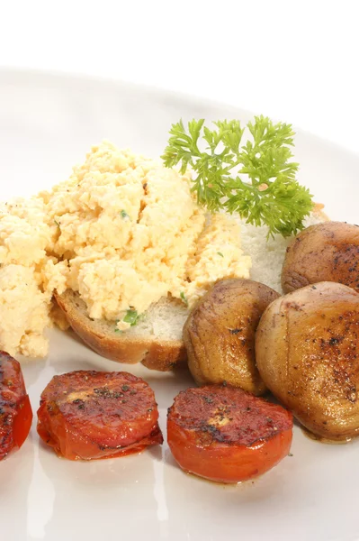 Sahanda yumurta domates ve mantar ile — Stok fotoğraf