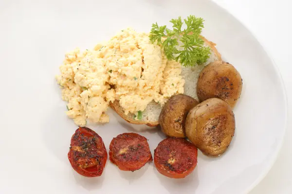Scrambled eggs with tomato and mushroom — Stock Photo, Image