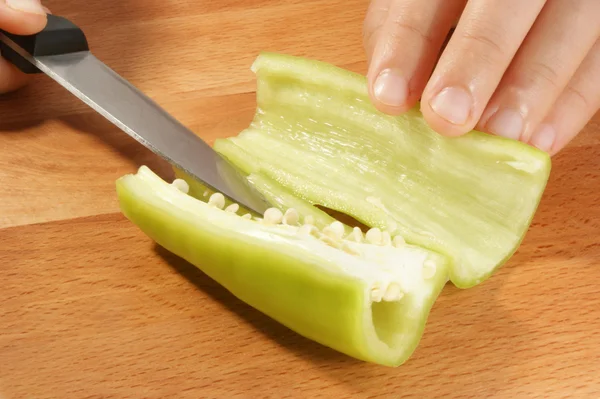 Tagliare una paprica verde biologica — Foto Stock