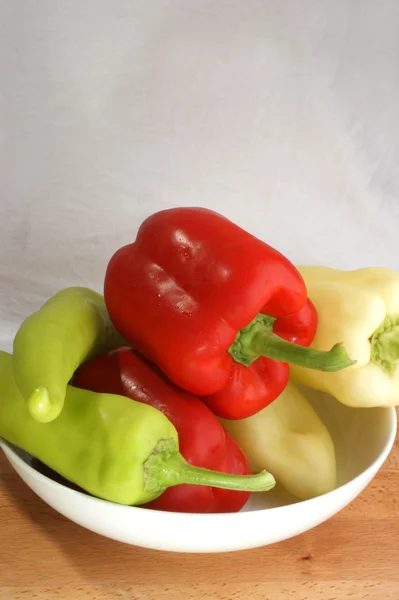 Červená, zelená a žlutá paprika — Stock fotografie