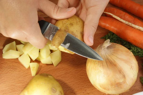 Kartoffeln schälen für eine Suppe — Stockfoto