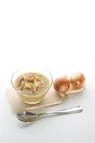 Домашній цибулевий суп у скляній мисці — стокове фото