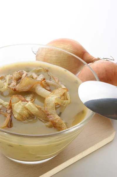 Hausgemachte Zwiebelsuppe in einer Glasschüssel — Stockfoto