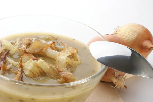 Zuppa di cipolle fatta in casa in una ciotola di vetro — Foto Stock