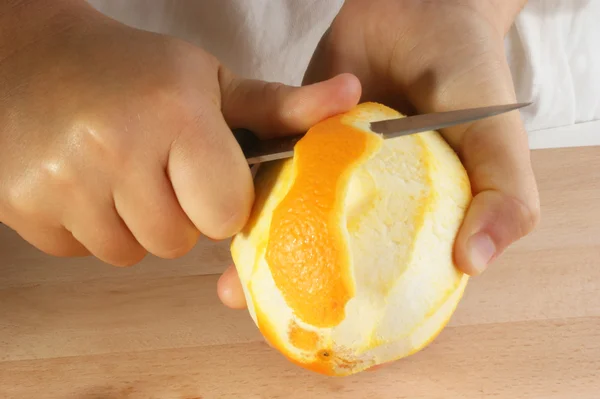 Bereiden een oranje om fruitsla — Stockfoto
