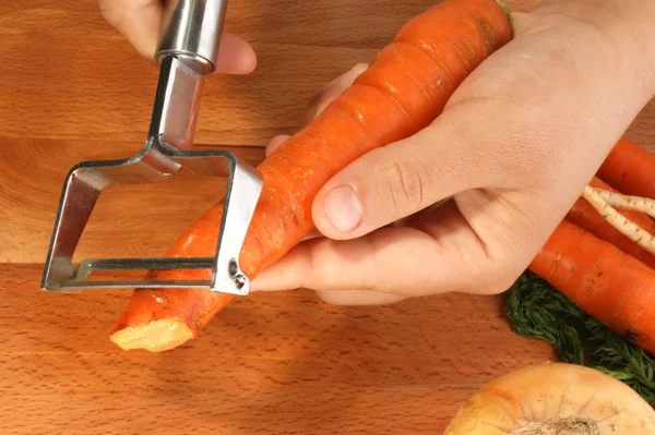 Cortar las verduras para hacer una sopa —  Fotos de Stock