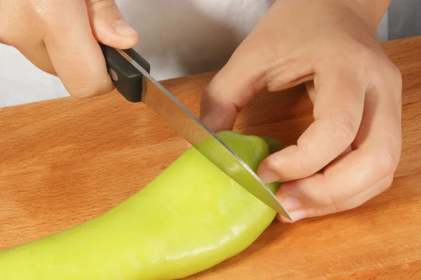 Вырежьте паприку, чтобы сделать салат. — стоковое фото