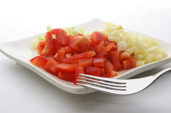 Beyaz bir plaka üzerinde kırmızı biber salatası — Stok fotoğraf