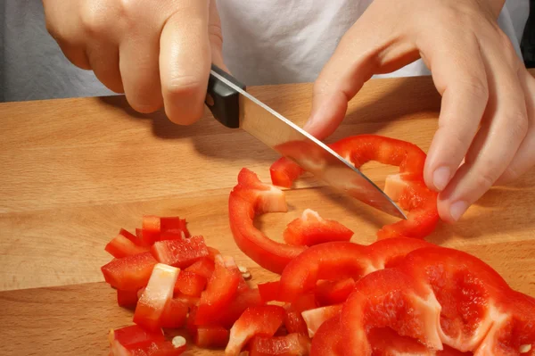 Paprika für einen Salat schneiden — Stockfoto