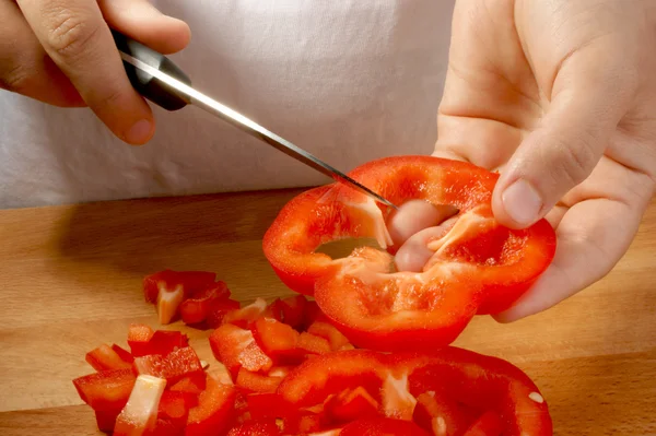 Tagliare la paprica per fare un'insalata — Foto Stock