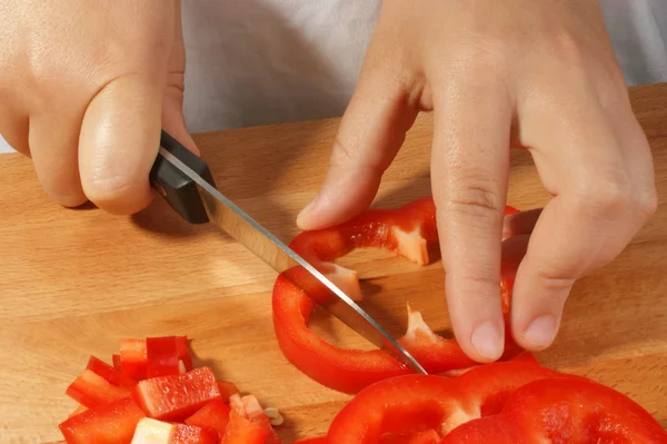 Couper le paprika pour faire une salade — Photo