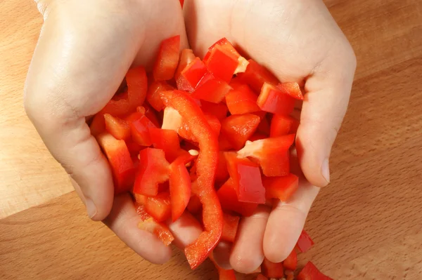 Cortar el pimentón para hacer una ensalada — Foto de Stock