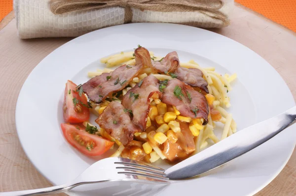 Pasta with bacon and sweet corn — Stock Photo, Image