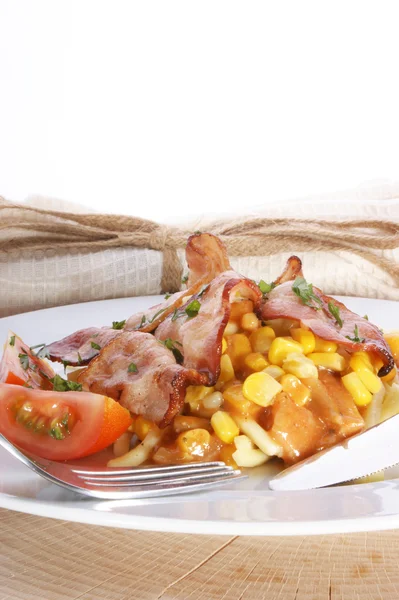 Těstoviny se slaninou a kukuřicí — Stock fotografie