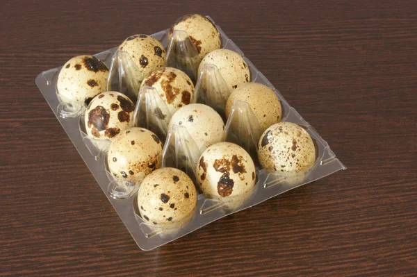 Дванадцять органічних перепелиних яєць — стокове фото