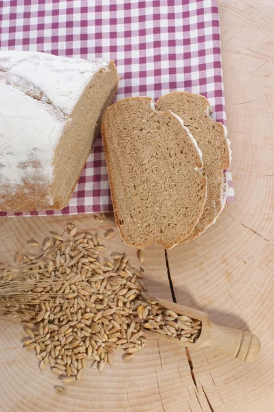 Pan de casa y cereales —  Fotos de Stock