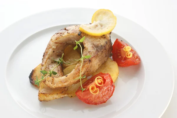 Ikan mas steak dengan kentang dan tomat — Stok Foto