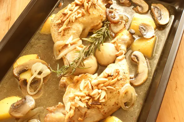 Курица на гриле с органическим картофелем — стоковое фото
