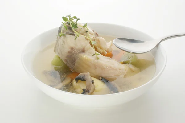 Ikan mas sup dengan herbal segar — Stok Foto