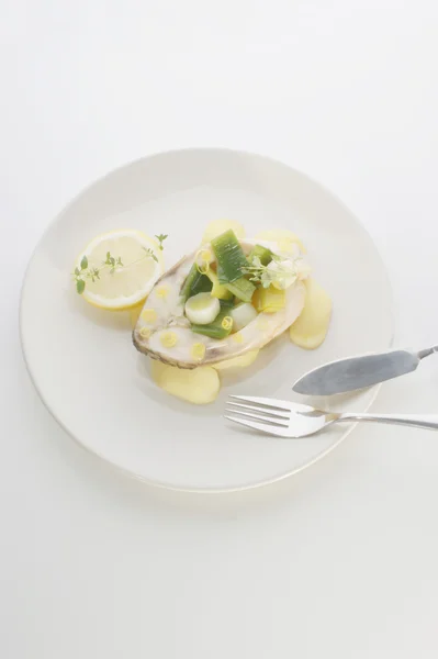 Fillet ikan mas pada kentang organik — Stok Foto