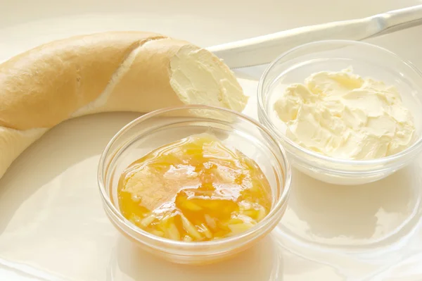 Croissant con mermelada de ciruela amarilla —  Fotos de Stock