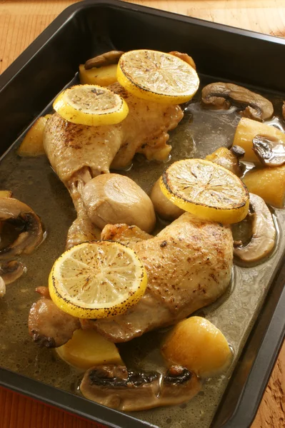 Pollo alla griglia con patate biologiche — Foto Stock