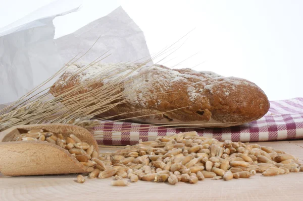 Cottage loaf and cereal — Stock Photo, Image