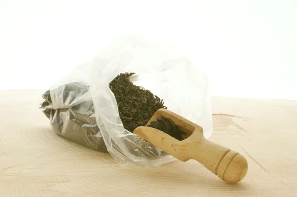 Chá em um saco e uma pá de madeira — Fotografia de Stock