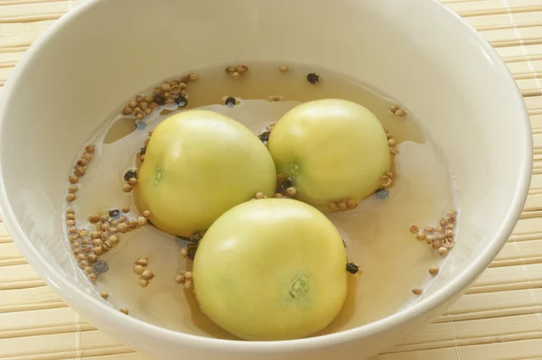 Einige frische grüne Bio-Tomaten — Stockfoto