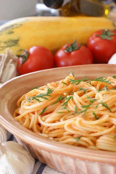 Spaghetti med organisk tomatsås — Stockfoto