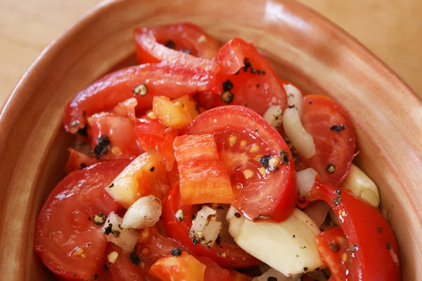 Sałatka z pomidorów świeżych organicznych — Zdjęcie stockowe