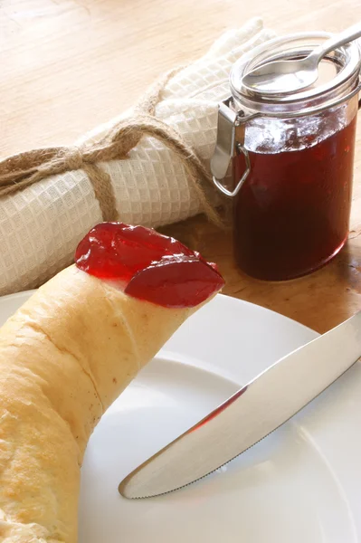 Croissant s jahodovou marmeládou — Stock fotografie