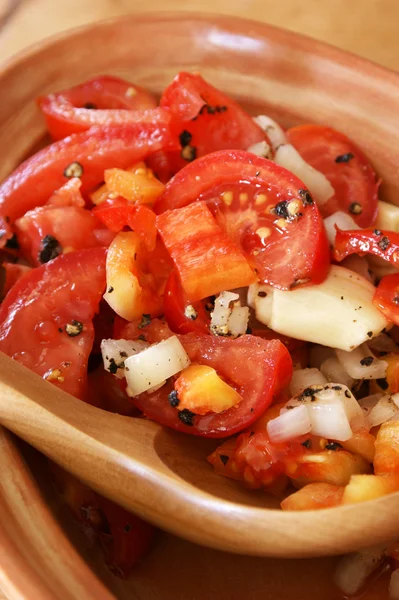 Свежий органический томатный салат — стоковое фото