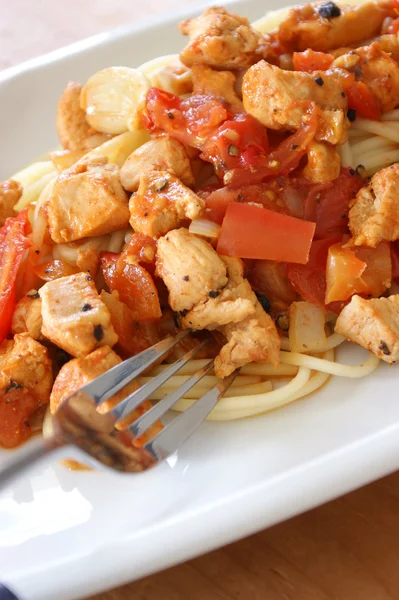 Espaguetis con tomate y pollo —  Fotos de Stock