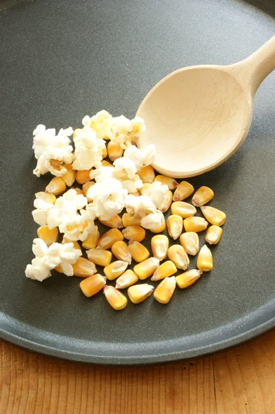 Сладкая кукуруза в кастрюле — стоковое фото