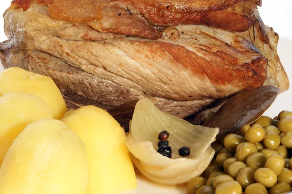 ジャガイモと豚肉のナックル — ストック写真