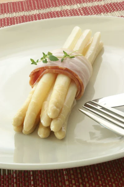 Organic asparagus with bacon — Stock Photo, Image