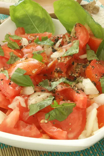 Salada de tomate orgânico em uma tigela — Fotografia de Stock