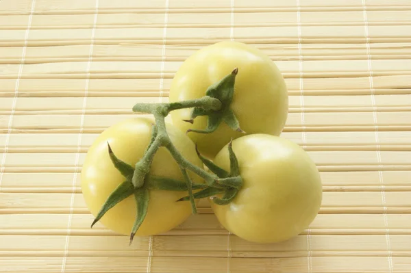 Tre grønn økologisk tomat – stockfoto