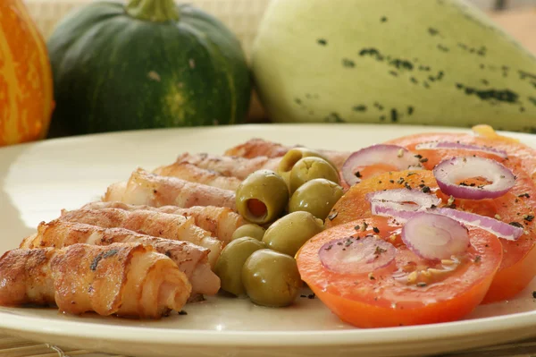 Grilovaná slanina s rajčaty — Stock fotografie