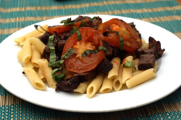 Pasta with tomato and beef — Stockfoto