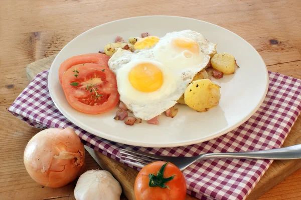 Uovo fritto con patata biologica — Foto Stock