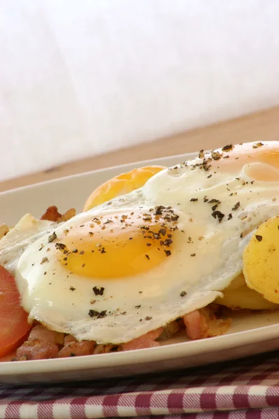 Smažená vejce s ekologicky pěstovaných brambor — Stock fotografie