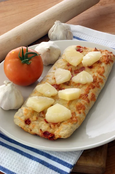 Piedra horno respaldado pizza —  Fotos de Stock
