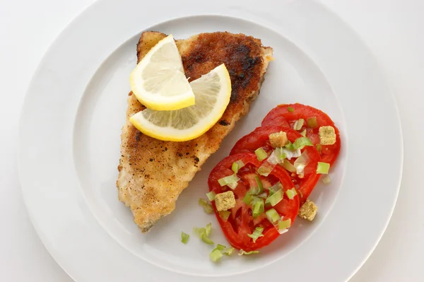 Crumbed carp fillet and tomato — Stock Photo, Image