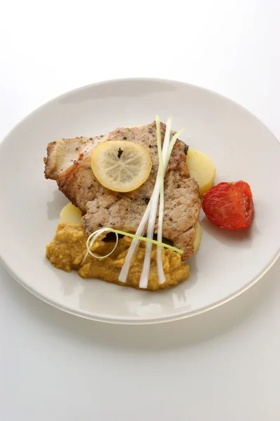 Üstünde organik patates sazan balığı filetosu — Stok fotoğraf